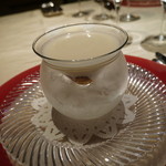 ラ・グランターブル ドゥ キタムラ - スープ：山梨県産桃の冷製ポタージュと雲丹を忍ばせたコンソメのジュレ