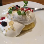 CAFE & BAR monogrande - 生クリームたっぷりのシフォンケーキが秀逸