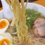 をっちゃんラーメン - 縮れ中太麺