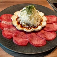 東京焼肉 黒木 - 上タン2574円、トッピング＜葱ポン酢＞418円