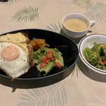Cafe Latino - ランチのチキンタコライス￥990(サラダ・スープ・ドリンク付)