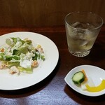 キッチン ブルー グローブ - ベピーロプスターサラダが運ばれます