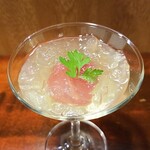 キッチン ブルー グローブ - トマトの雫のアップ