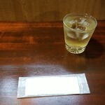 キッチン ブルー グローブ - 白ワインとジンジャーエール、オペレーターが運ばれる