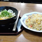 食堂 平和の家 - やきめしと伊勢うどん(月見)