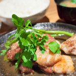 銀座2丁目ミタスカフェ - 国産豚カルビの塩だれ鉄板焼き＋ご飯・味噌汁・お新香