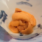 あら輝 - 塩水から汲み上げた海胆はそのままか塩をパラリ