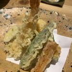 一東菴 - 天ぷら盛り合わせ、表側はズッキーニ、車海老、ししとう、カニカマ？