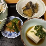 アサヒ食堂 - 小鉢2品とキムチ漬け