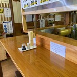 アサヒ食堂 - 店内カウンター席と小上がり席のみ