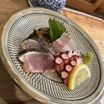 たかあき家 - 料理写真:お刺身盛り合わせ1000円 奥に隠れている鶏のタタキがまた美味しい！