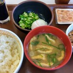 すき家 - 料理写真:混ぜのっけ牛小鉢。ご飯ミニ360円。