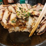 炭火焼き豚丼専門店 豚小家 - 半分食べたとこ、かなりボリューミーだぞ