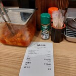 炭火焼き豚丼専門店 豚小家 - 券売機で注文を済ませたら座席にチョコン