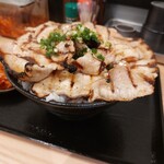 炭火焼き豚丼専門店 豚小家 - 肉だらけ