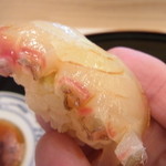 あら輝 - 鯛：刺身もいいけど、握りで更に昇華します