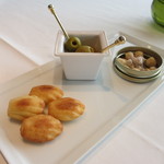 CROWN - チーズのマドレーヌ、オリーブ、ナッツ