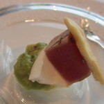 CROWN - マグロのグリル、モッツァレラ、アボカドのピュレ