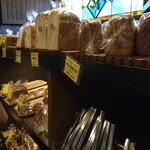 バックシュトゥーベ ツオップ - 入店して右手には食パンが多数(私は酵母パン購入)