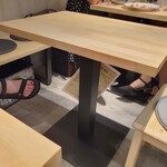 カジュアルフレンチBar 7FUKU - ちょうどいい高さのテーブルと椅子