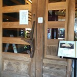 かつ泉 - 玄関にあるメニューで下見