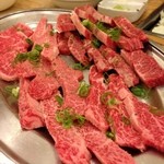 多来多来 - 手前が上焼肉セット2人前。奥には上ハラミ2人前が山盛り