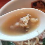 真鯛らーめん 麺魚 - 具は清々しい旨味と炭火の香りが乗った鯛のほぐし身！