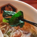 真鯛らーめん 麺魚 - ほろ苦さが心地よい小松菜がIN！