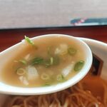 真鯛らーめん 麺魚 - 最後は香り高きゆず、シャリシャリとした生の玉ねぎ、清涼感に満ちた青ねぎをスープに絡めて飲み干してクールに完食！ごちそうさまでした！