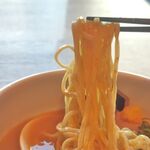 真鯛らーめん 麺魚 - 麺は全粒粉を使って香ばしさもありつつも、コシが強く特濃なスープとの相性も抜群！