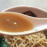 真鯛らーめん 麺魚 - スープは獣系な強靭な旨味と、キレの良い魚の旨味が交差して旨味は強く、夏向けなのか塩気もパワフル！