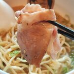 真鯛らーめん 麺魚 - 低温で調理したことでジューシー感もナイスなチャーシュー！