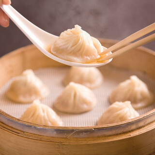 The skin is so thin that you can see inside, and the meat is juicy. “Xiaolongbao” made by Dim sum sum master