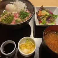 春秋ツギハギ 日比谷 - まぐろトロ落ちとめかぶ丼　～温たまご～