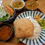 上亀 - 深川インド定食1000円。右上のカレーは魚（この日はかつお）カレー