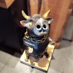 洋食 おがた - キャッシャー前の牛