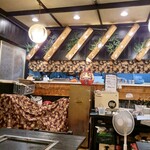 月島 - 店内に入ってすぐ。オシャレです。