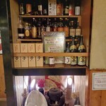 月島 - 店内にはお酒も沢山。