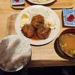 肉のウヱキ - ミートボール定食（3個）850円（大盛無料）