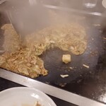 月島 - もんじゃ焼きです。店員さんが焼いてくれています。