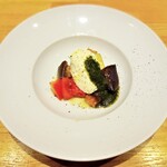 洋食 おがた - 前菜　清水牧場のフレッシュチーズと野菜のマリネ