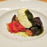 洋食 おがた - 前菜　清水牧場のフレッシュチーズと野菜のマリネ
