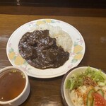 ビーフ亭 - ビーフカレー（サラダ・スープ付）900円