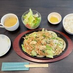 お好み焼きバル祐 - イカ塩焼きそば定食（上から）