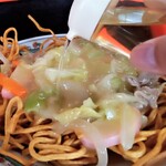 新ちゃん - かたい焼そば　酢をたっぷり