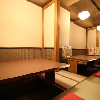 掘りごたつもお席もご用意しております。