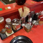 ラーメン 環2家 - 豊富なコンディメンツ。胡椒、お酢、ニンニク、豆板醤、ガーリックチップを使用した