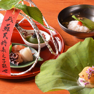 Enjoy seasonal Japanese Cuisine made with seasonal ingredients and various techniques.