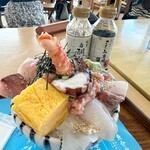 小田原漁港 とと丸食堂 - 漁港の海鮮丼。海老が刺してありますね（笑）９種のお魚はどれも分厚い切り身。これも美味しそう(⁠✿⁠^⁠‿⁠^⁠)