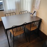 Tonkatsu Iso - 駐車場側のテーブル席